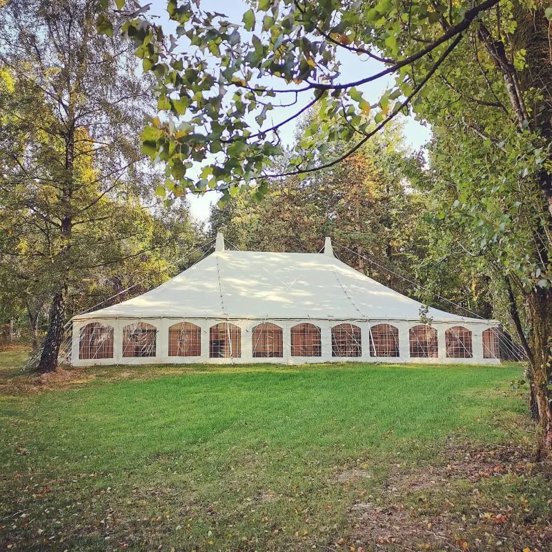 Le chapiteau de réception dans le parc