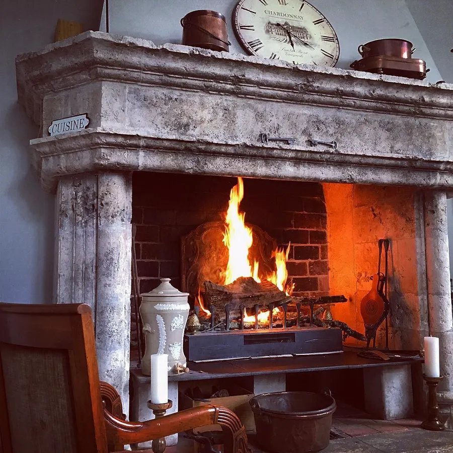 Cheminée en pierre dans un intérieur du château
