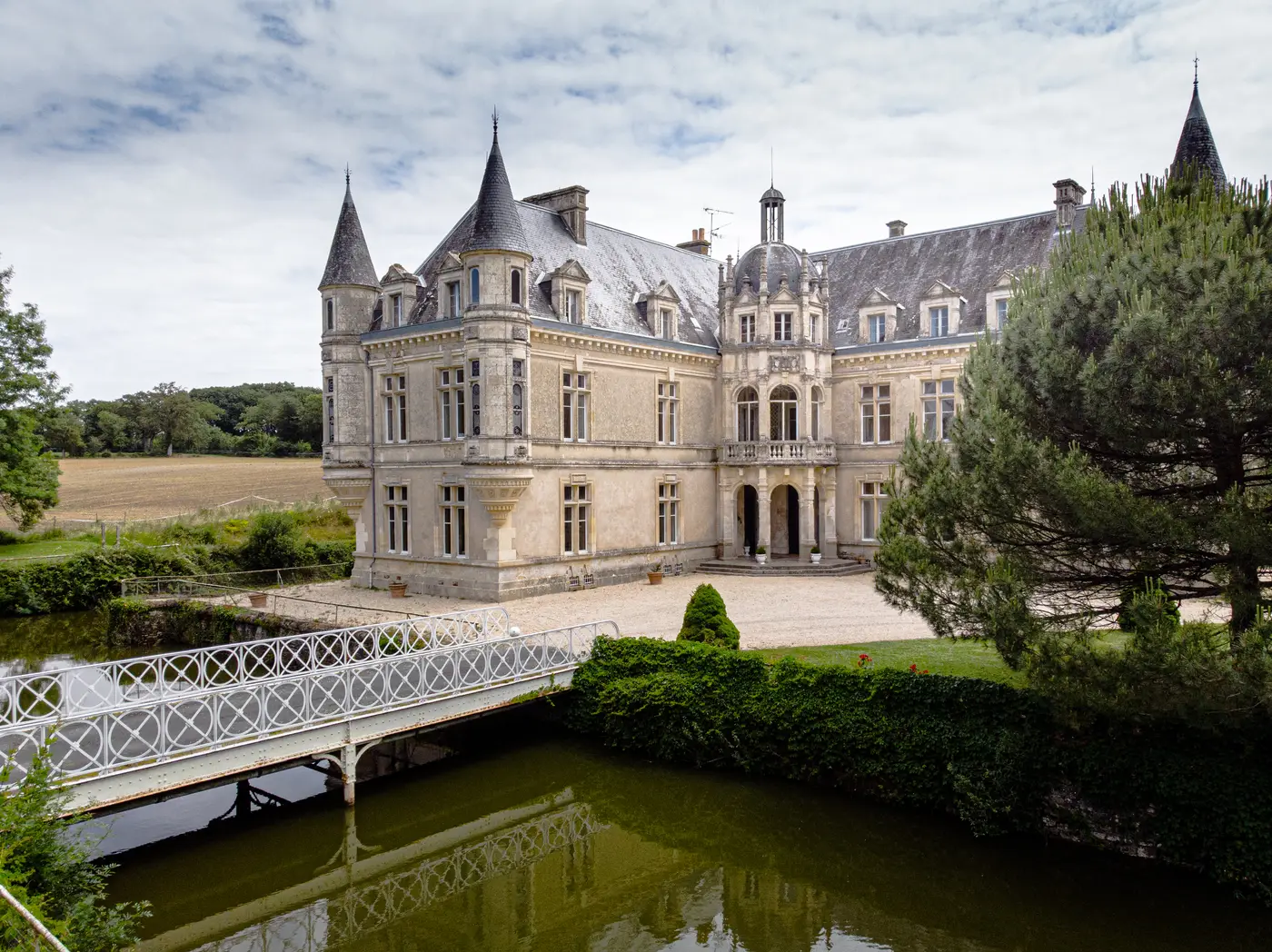 Le Château de Bourneau, d'inspiration Renaissance, vu depuis le pont sur les douves
