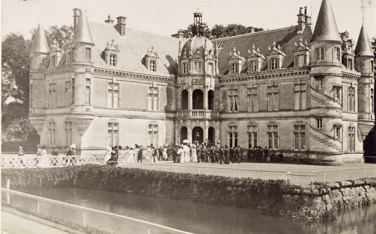 Photographie ancienne du château de Bourneau et de ses douves