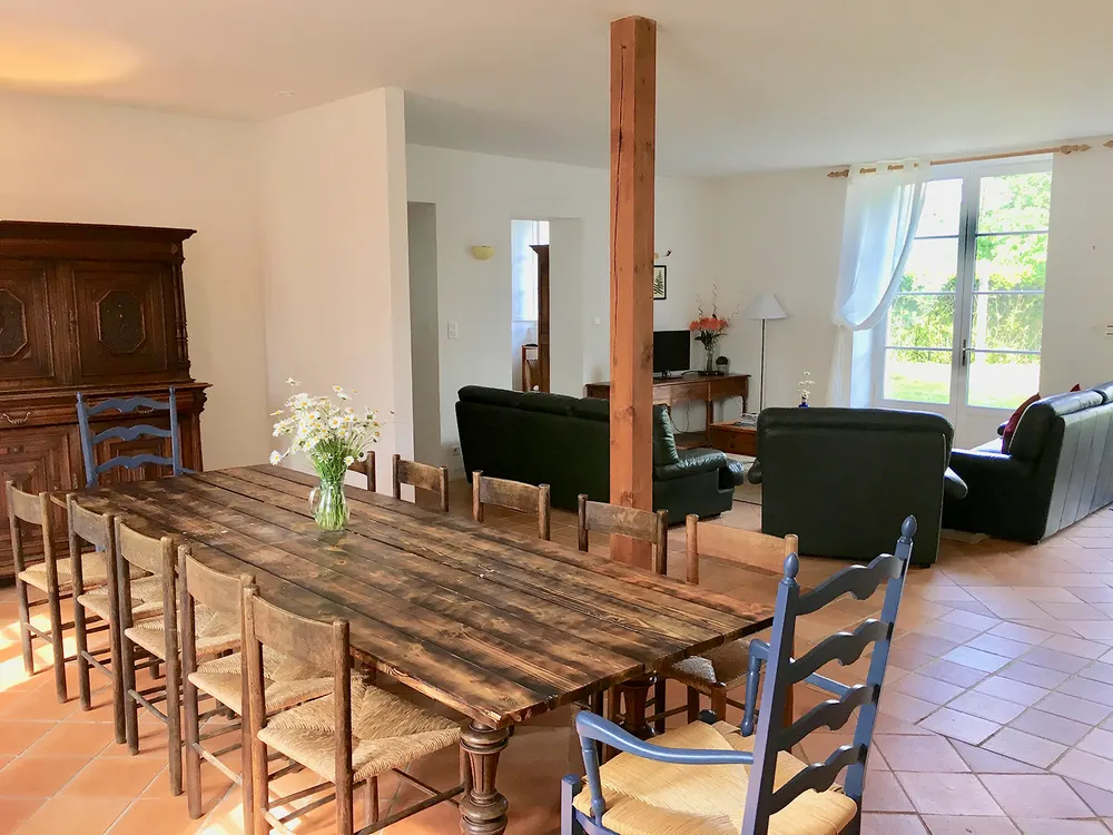 Pièce de vie d'un gîte avec sa longue table