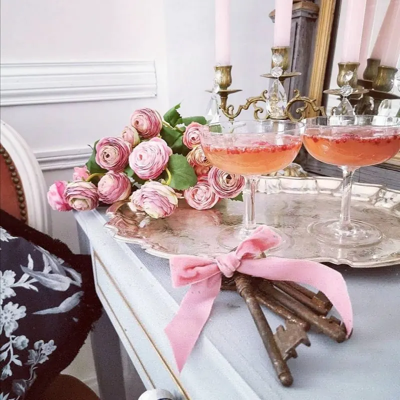 Détail de table : roses et coupes